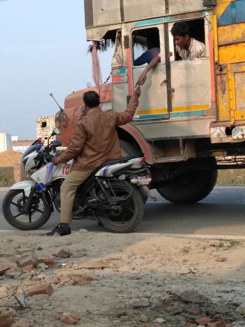 cop taking bribe from truck driver in lucknow