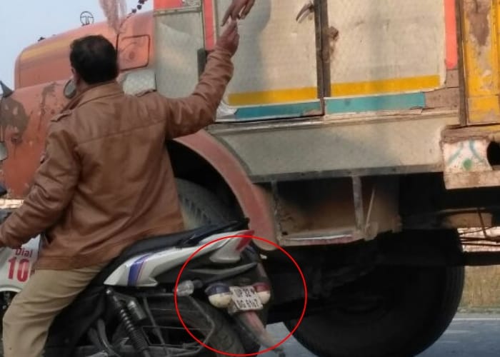 cop taking bribe from truck driver in lucknow