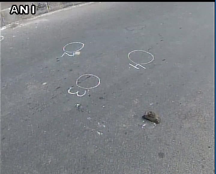 encounter near nehru place metro station, 2 cops injured and 1 crook arrest
