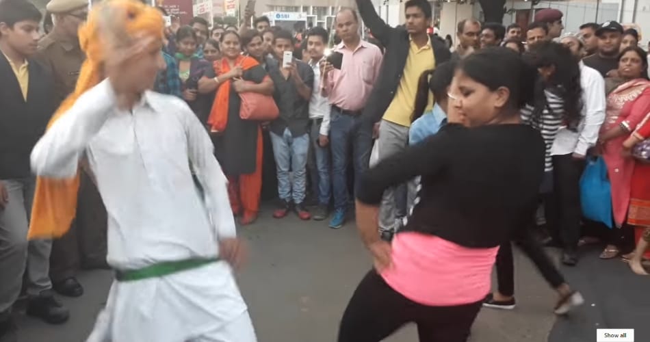 Dance of a Haryanvi girl and boy at street, goes viral on internet