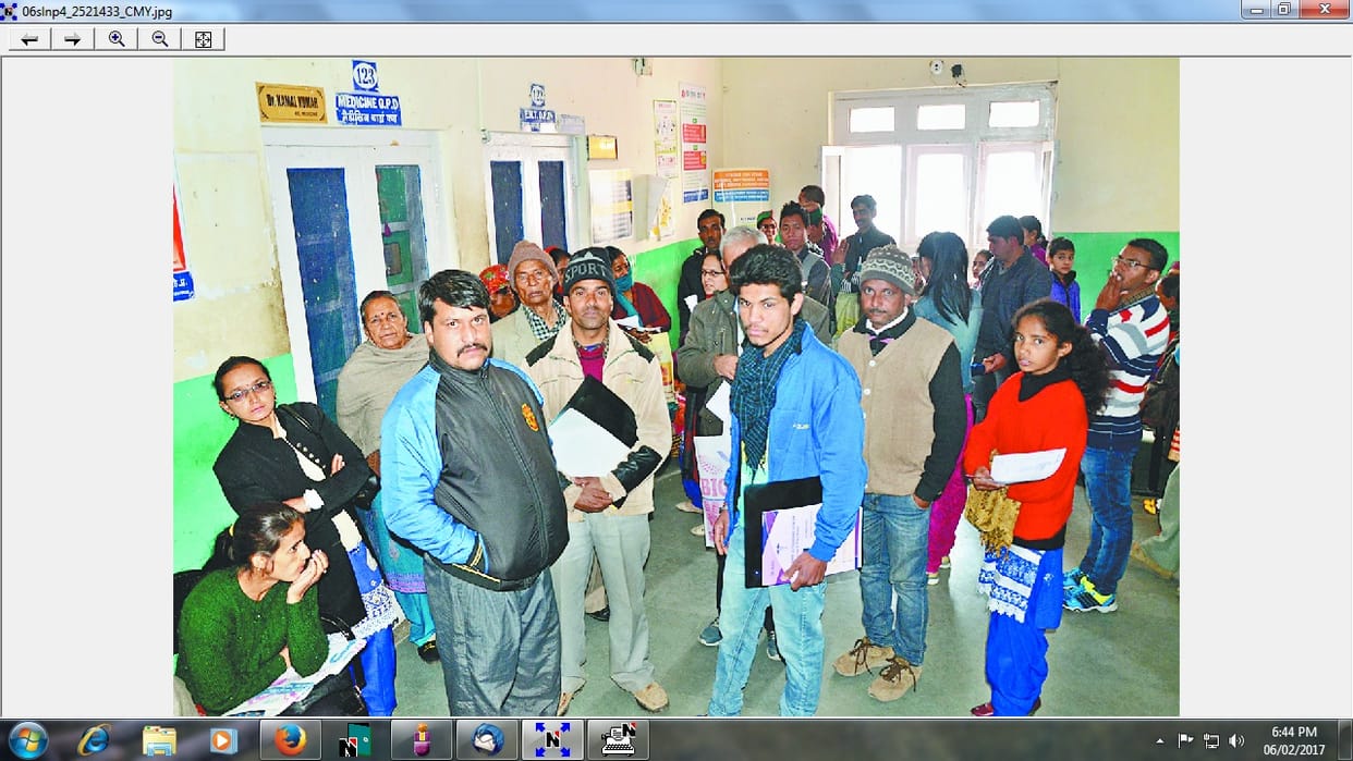 Patient await in hospital in long line
