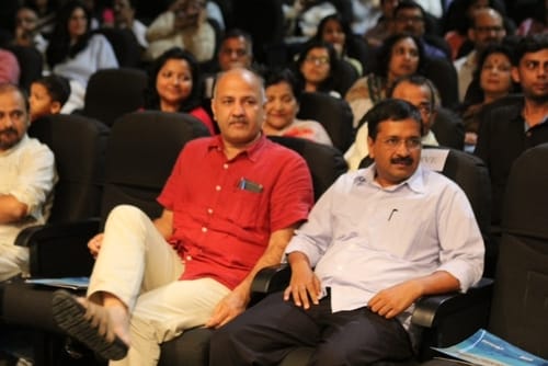 kejriwal and sisodia secretly watch raees but a journalist caught them red handed