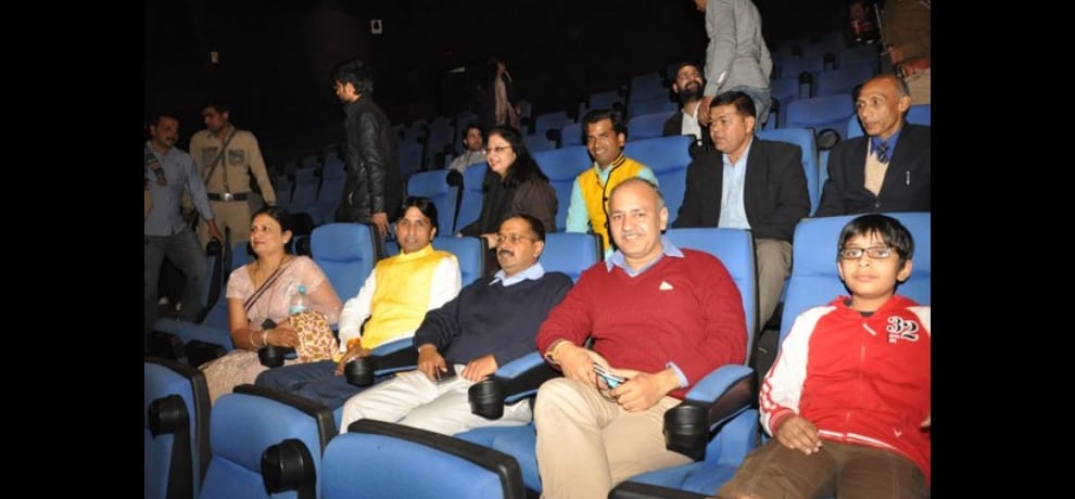 kejriwal and sisodia secretly watch raees but a journalist caught them red handed