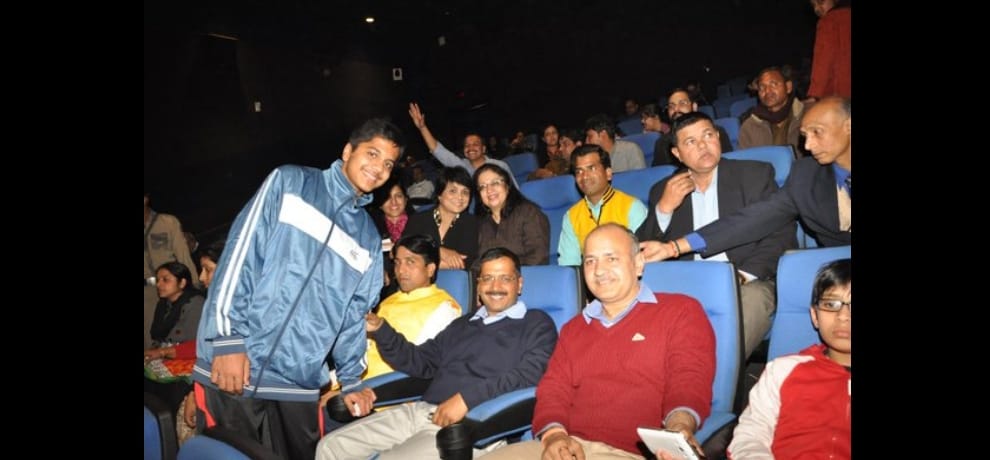 kejriwal and sisodia secretly watch raees but a journalist caught them red handed
