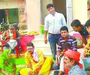 Worshipper perform rudrabhishek