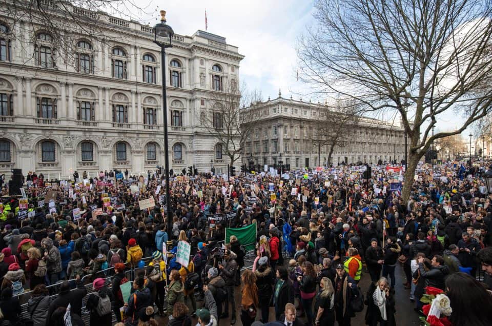 people protests against the Trump's ban on Muslim countries  