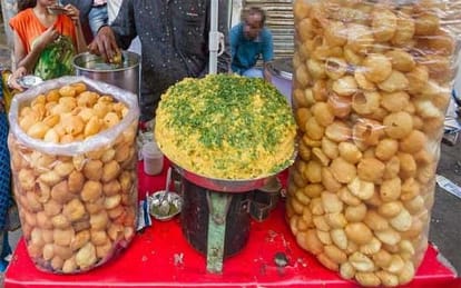 golgappe vendor mixed toilet cleaner in water to make golgappe delicious