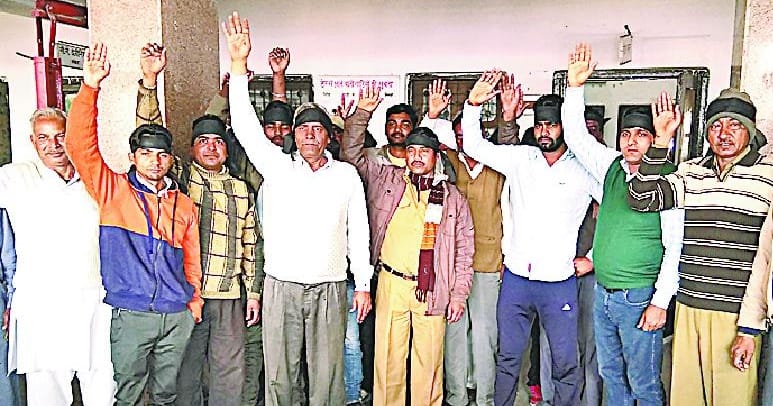 Railway workers demonstrate
