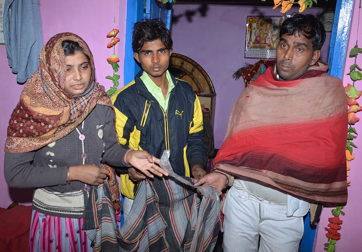 Family hostage robbery hapur.