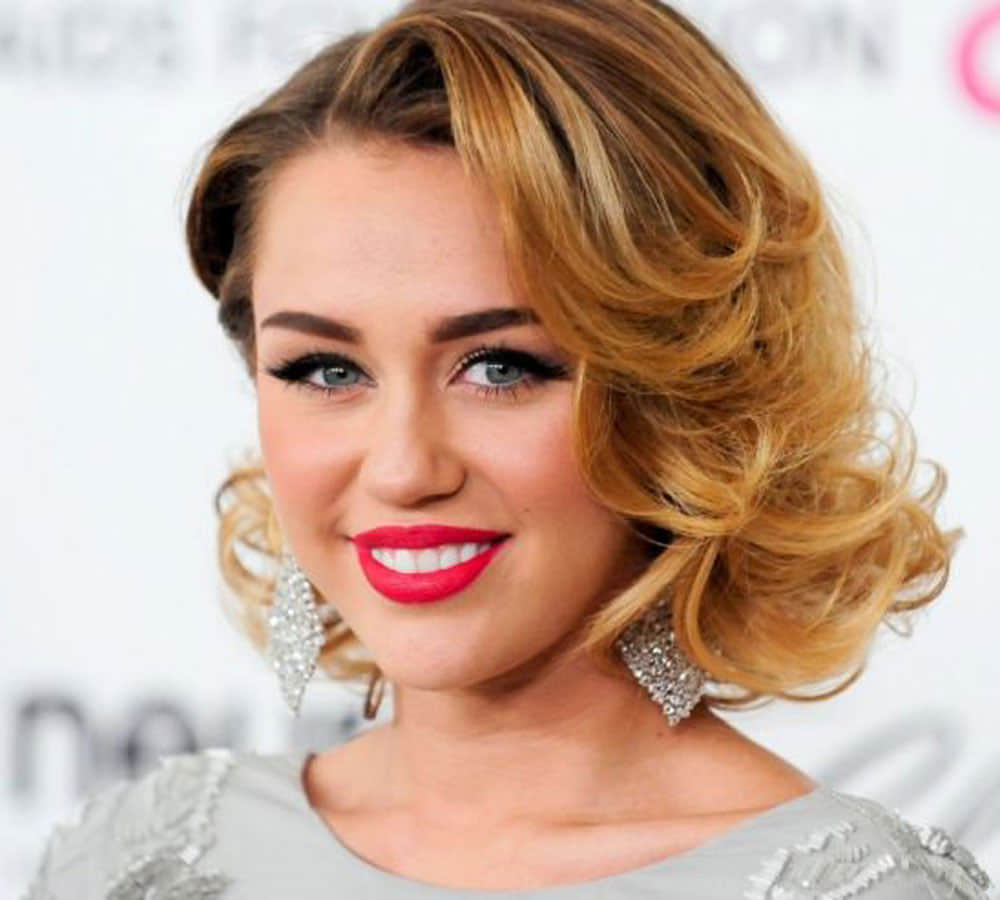 A Fan Forcibly Kiss Actress Singer Miley Cyrus video goes viral