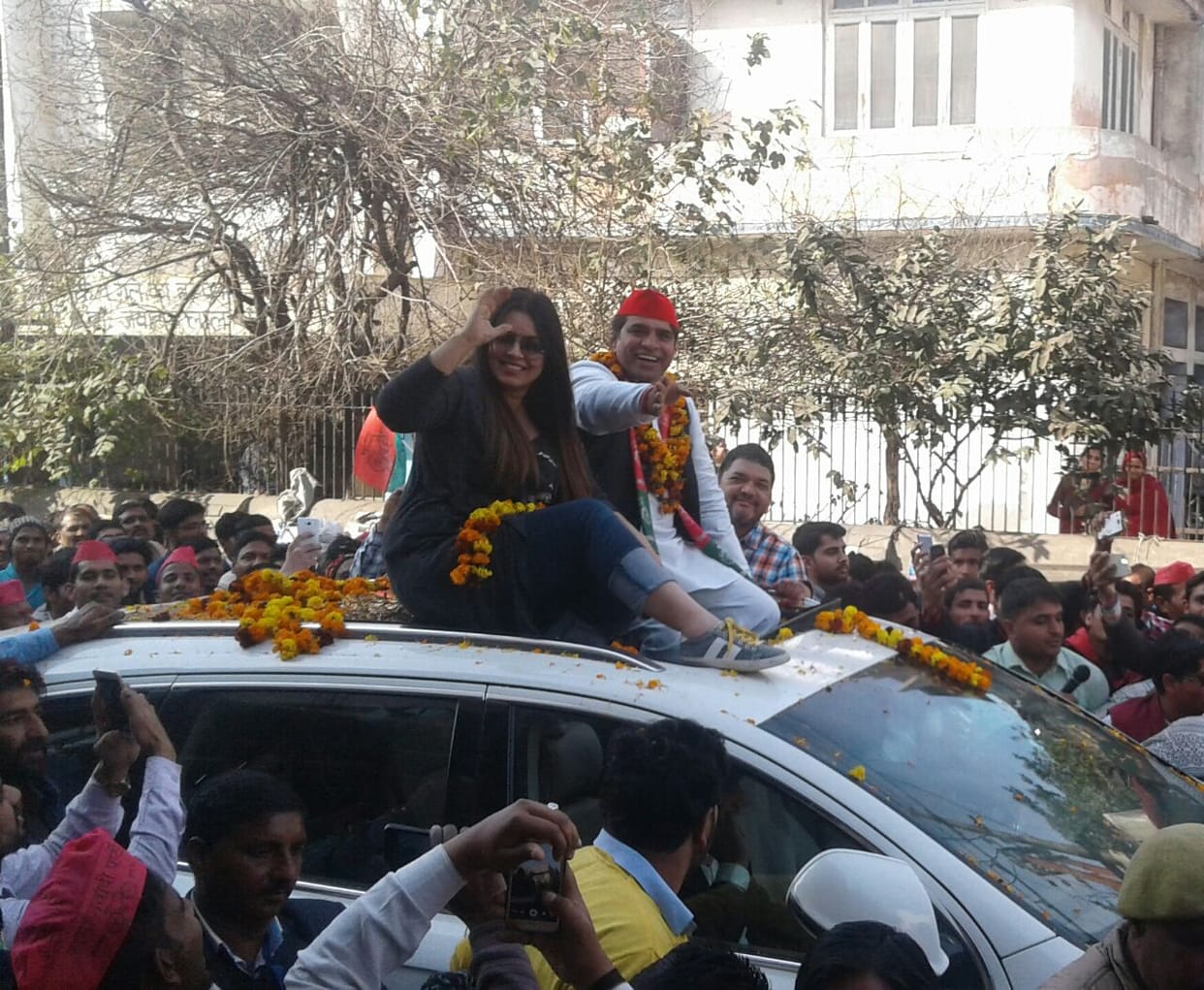 Road show by actress Mahima Chaudhary, view photos