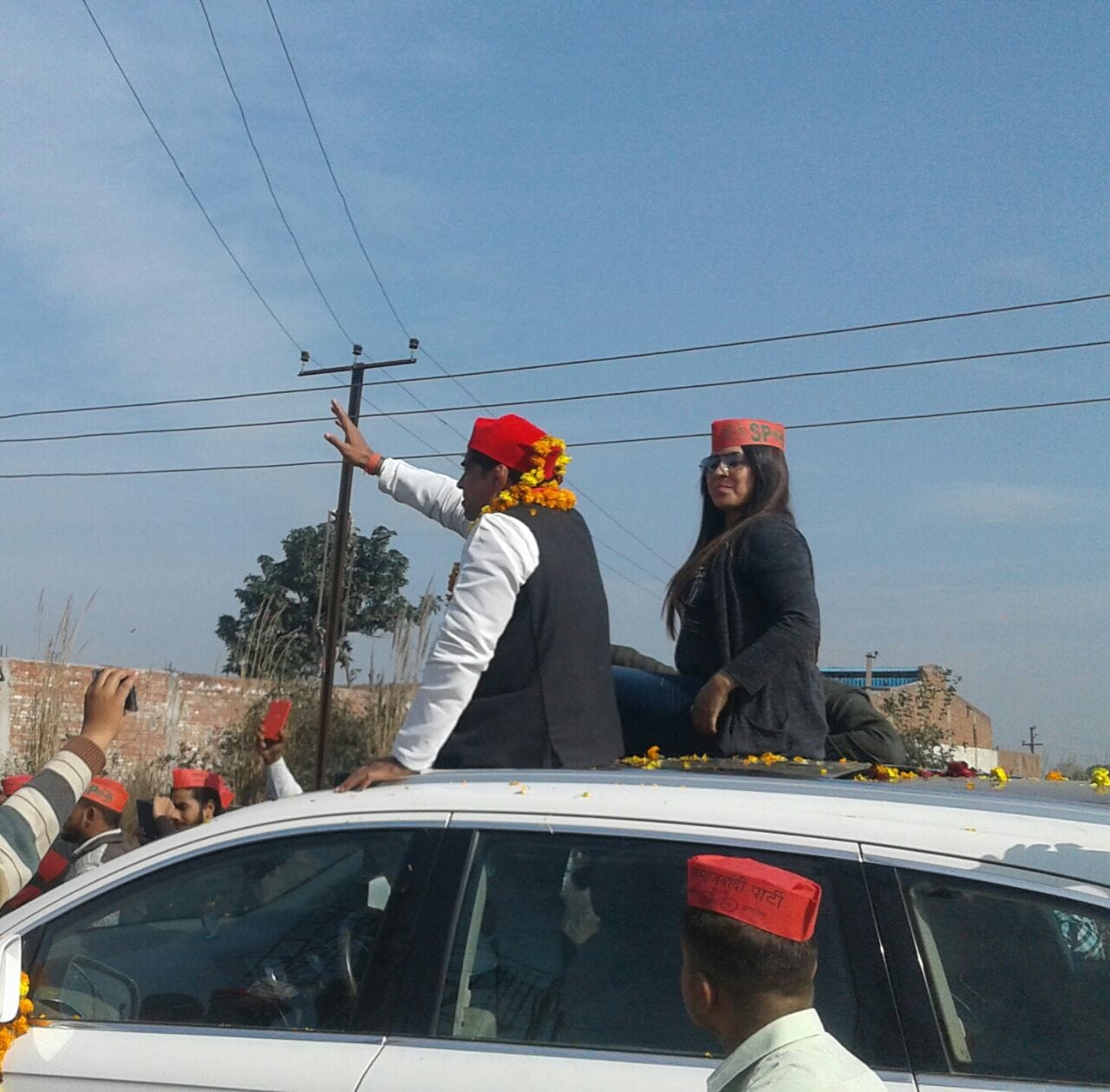 Road show by actress Mahima Chaudhary, view photos