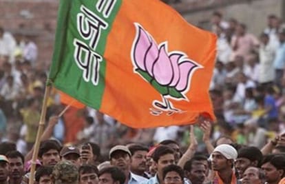 sp-bsp par jamkar garajen rajanath, kaha- satta me aae to teen mahenon me denge bakaya ganna bhugtan