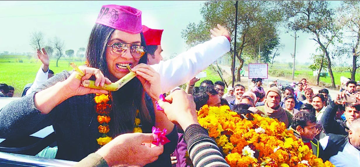 Road show by actress Mahima Chaudhary, view photos