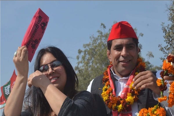 Road show by actress Mahima Chaudhary, view photos