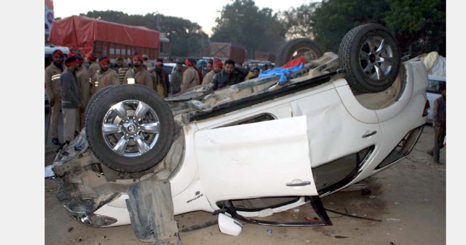 accident in bathinda, public broke the car, punjab news