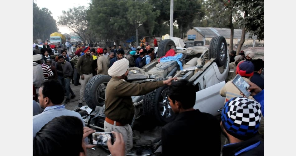 accident in bathinda, public broke the car, punjab news