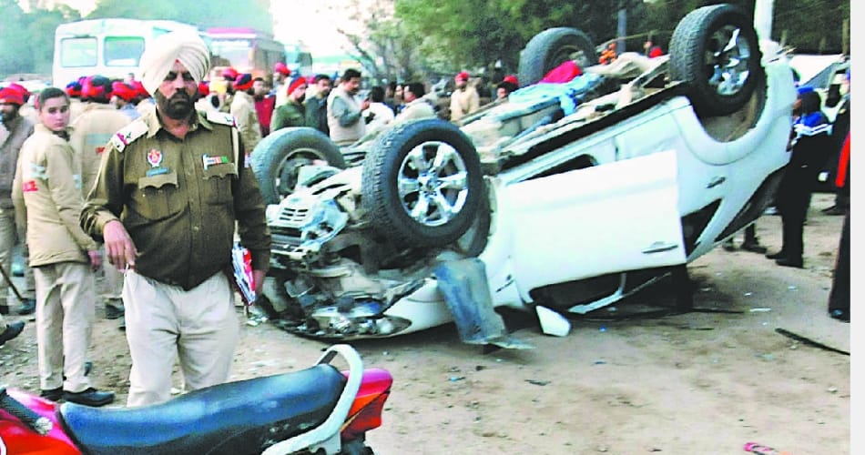 accident in bathinda, public broke the car, punjab news