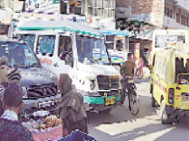 jaam mein fansi rahi ambulance aur school van