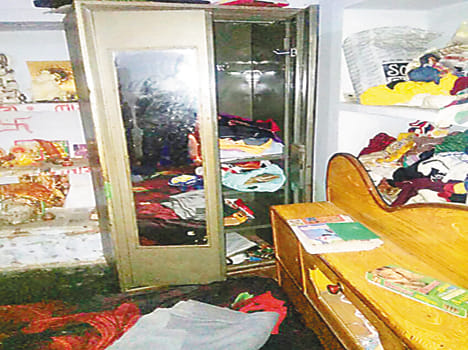 kaarobaaree ke ghar se laakhon ke gahane, nakadee choree