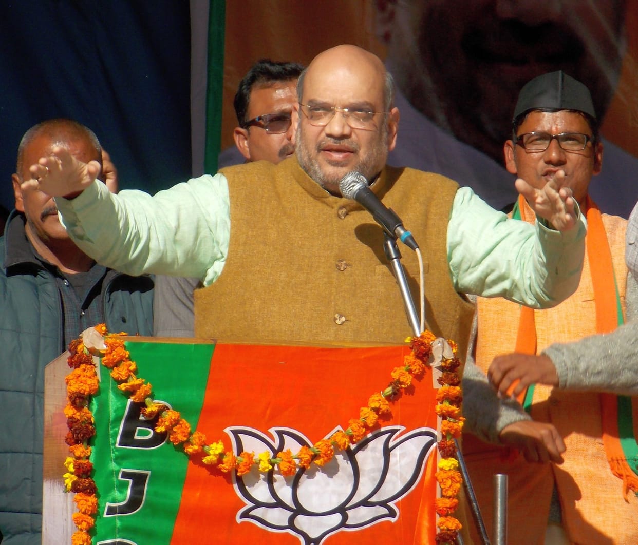 amit shah take side on pm modi raincoat statement 