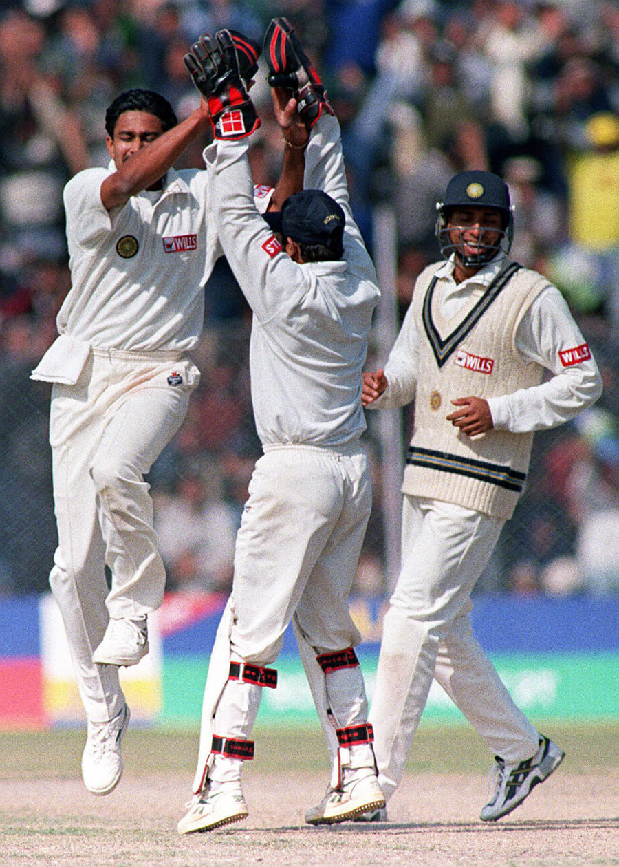 Video of Anil Kumble Clinching 10 Wickets Of Pakistan Cricket Team