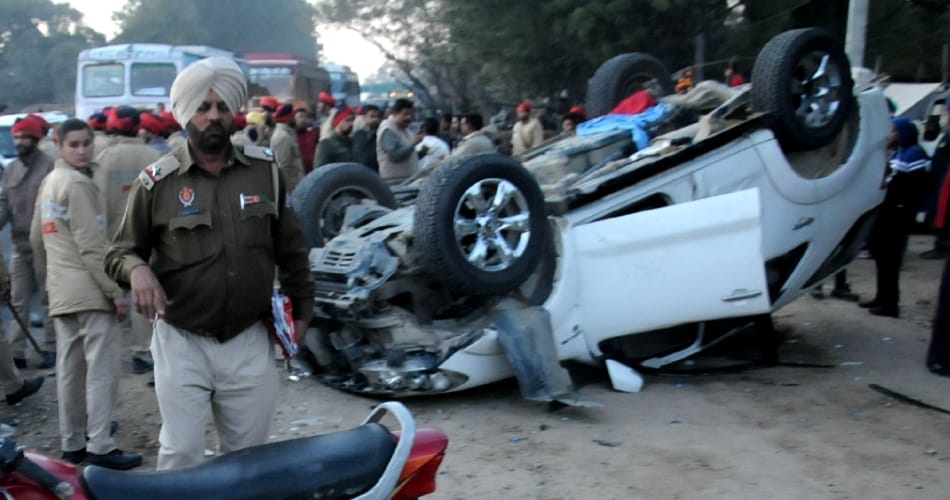 accident in bathinda, public broke the car, punjab news