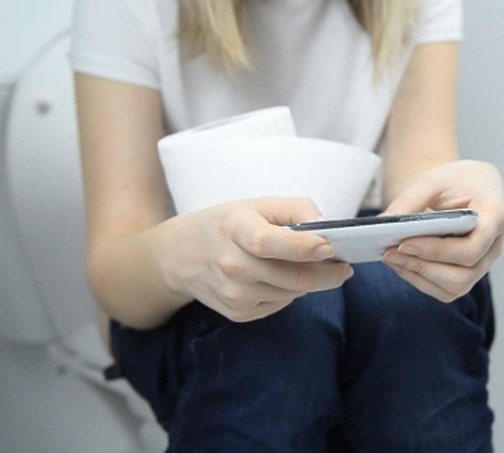 using smartphone in toilet can be harmful