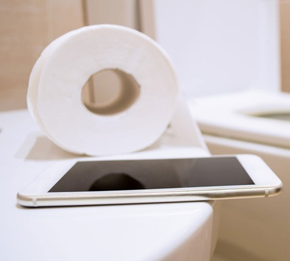 using smartphone in toilet can be harmful