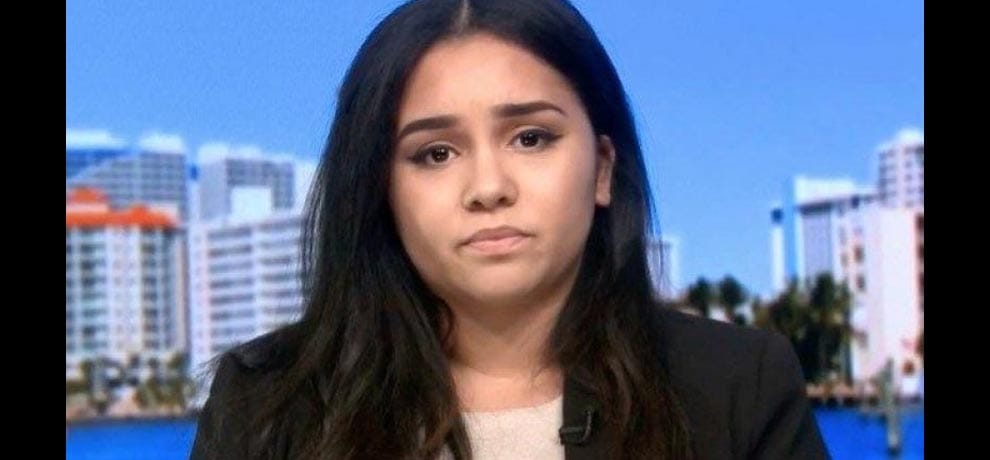  girl kicked off from flight beacause of her too much cleavage