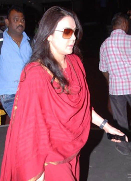Is Preity Zinta pregnant ? Pics reveal all