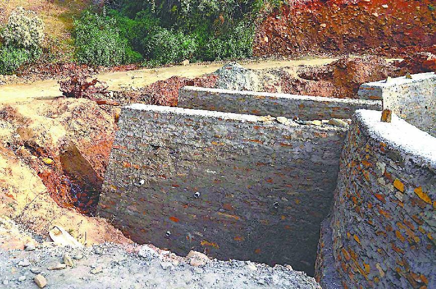 Delays in the construction of the bridge work stopped