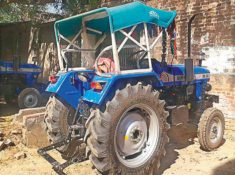 Tractor trolley upturned, driver escaped death