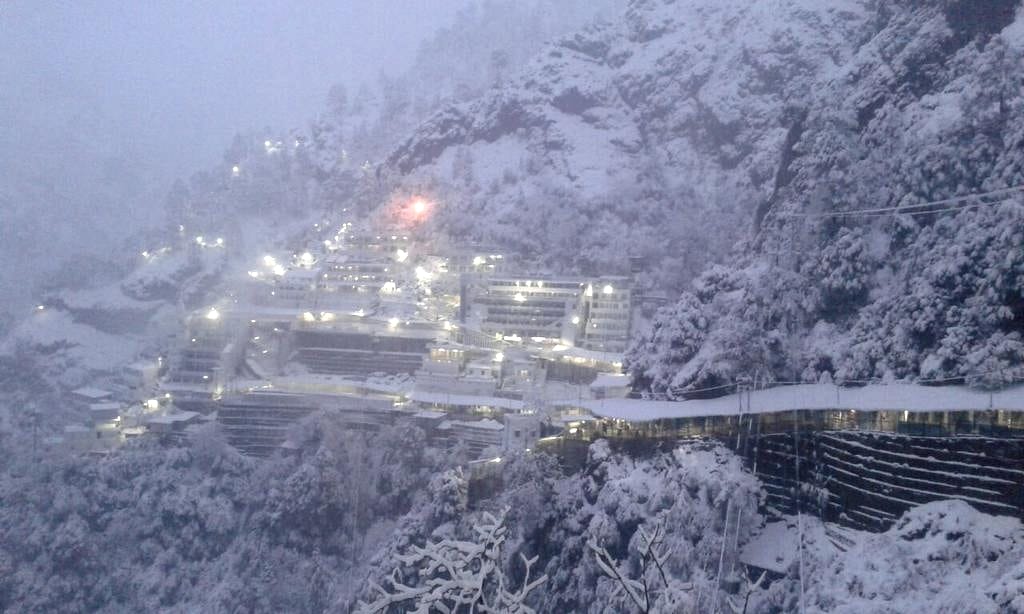 BEAUTIFUL IMAGES OF VAISHNO DEVI IN SNOW