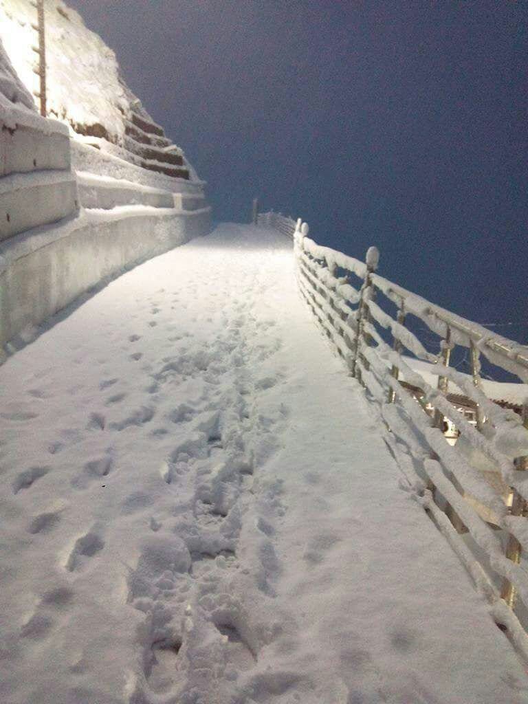 BEAUTIFUL IMAGES OF VAISHNO DEVI IN SNOW