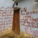 दीवारों पर लिखे गए हैं चेतावनी संदेश