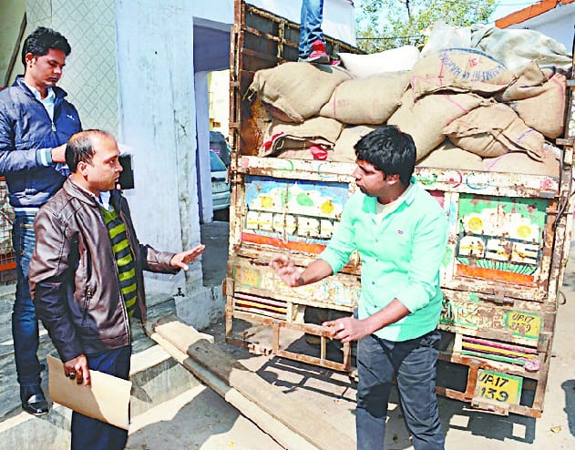 राशन बेचते ग्रामीणों ने डीलर को पकड़ा