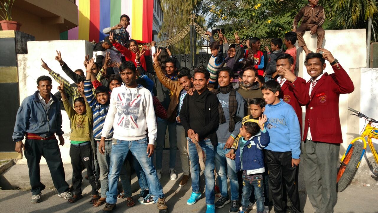 mahi fan gathered in front of house.