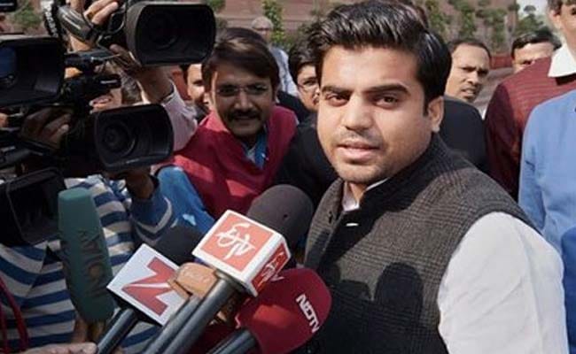 akhilesh daughter in law one stap forward to dimple 