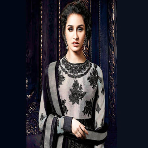 shraddha kapoor doing heavy make up before the shooting of haseena