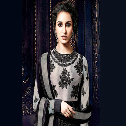 shraddha kapoor doing heavy make up before the shooting of haseena