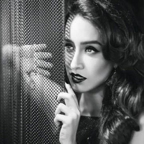 shraddha kapoor doing heavy make up before the shooting of haseena
