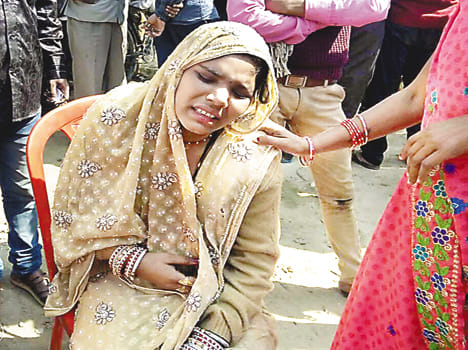 bykers looted jwellery purse from women