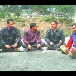 डीडीहाट विस क्षेत्र के थल कस्बे में चुनावी समीकरणों पर चर्चा करते लोग