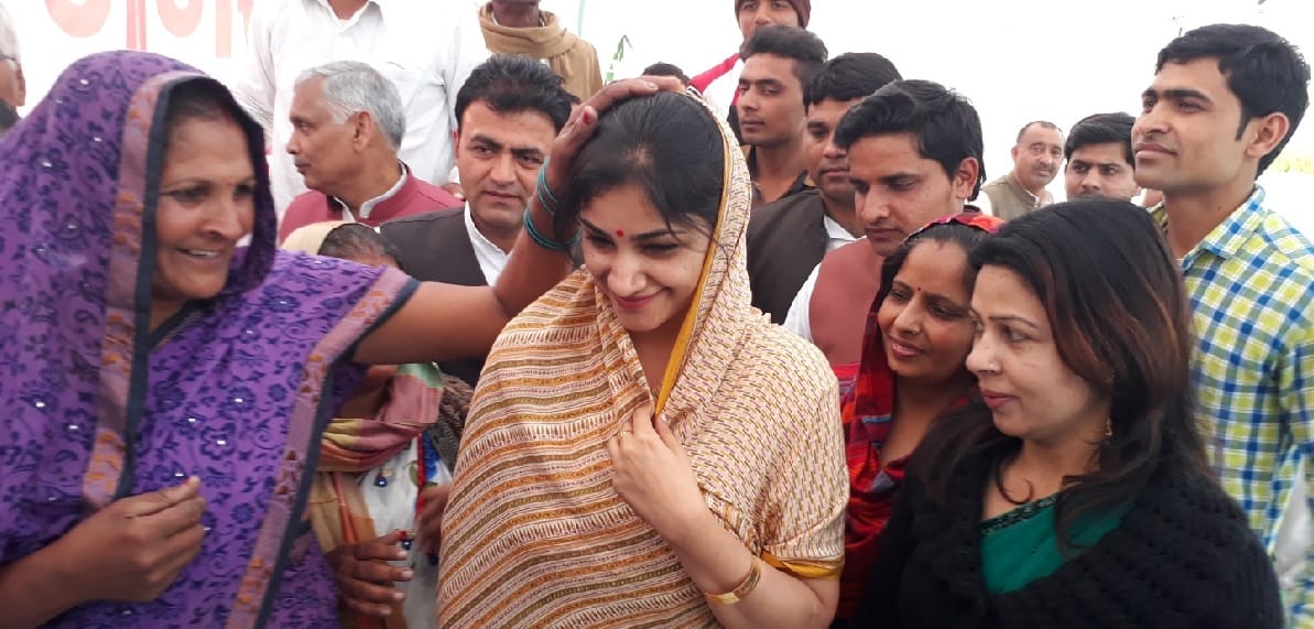 jaanie kisne mangi munh dikhai ke badle vot, dekhen tasveeren