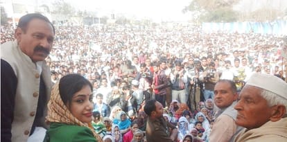 jaanie kisne mangi munh dikhai ke badle vot, dekhen tasveeren
