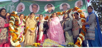 jaanie kisne mangi munh dikhai ke badle vot, dekhen tasveeren