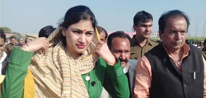 jaanie kisne mangi munh dikhai ke badle vot, dekhen tasveeren