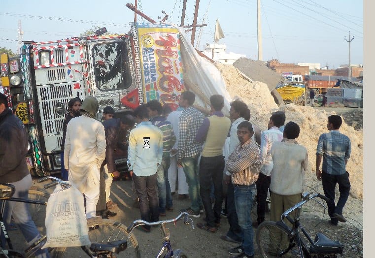 Bagas full six shops damaged truck overturns
