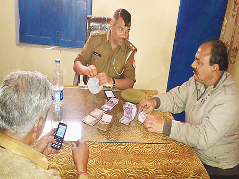 Traders drove the car from the 6.25 lakh cash seized